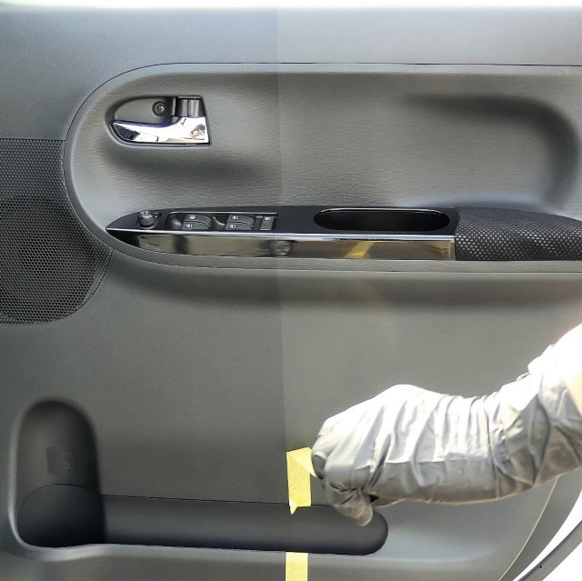 ハイブリッドナノガラスのクルマの樹脂専用コーティングは、白く劣化した車の樹脂パーツを黒く復活させて長期間美しく保護します