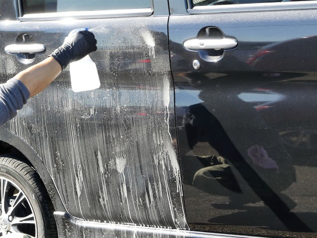 水なし洗車ができるマジックベールはスプレーで吹き付けて拭き上げるだけで洗車とコーティングが同時にできてクルマを美しく綺麗にします