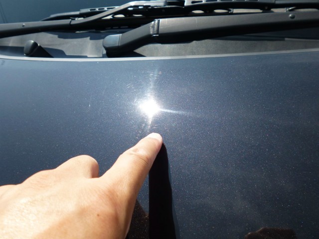 ダイハツムーヴのボンネットを区切ってクリーナーコーティング／イージスを施工した箇所としていない箇所との境目の洗車傷の見え方に注目