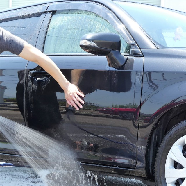 親水コーティングの効きは、シャンプー洗車時や洗車後にボディを押さえるように触ると分かる。親水コーティングはキュッと止まる感じ