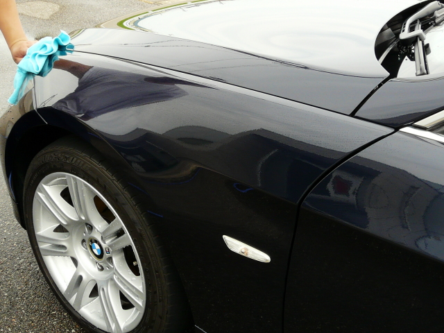 ガラスコーティング‐ハイブリッドナノガラス/ゼウス&beta;をタオルで水を拭き取りながら塗り延ばす