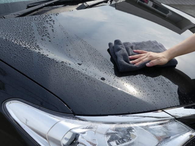 洗車後の拭き上げや仕上げ拭きにも最適！吸水力に優れたマイクロファイバー繊維を従来クロスに比べ4倍以上も使用しスッキリ拭き上げる