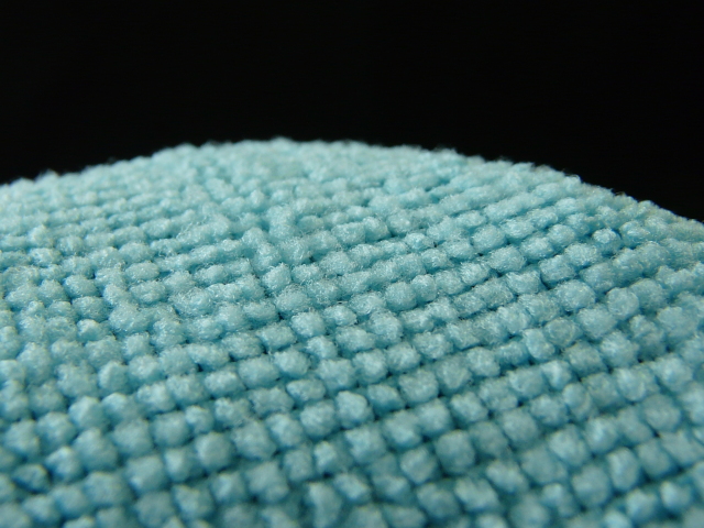 コーティング用品の専門店ハイブリッドナノガラスの車専用マイクロファイバークロスは吸水性に優れた繊維を使用