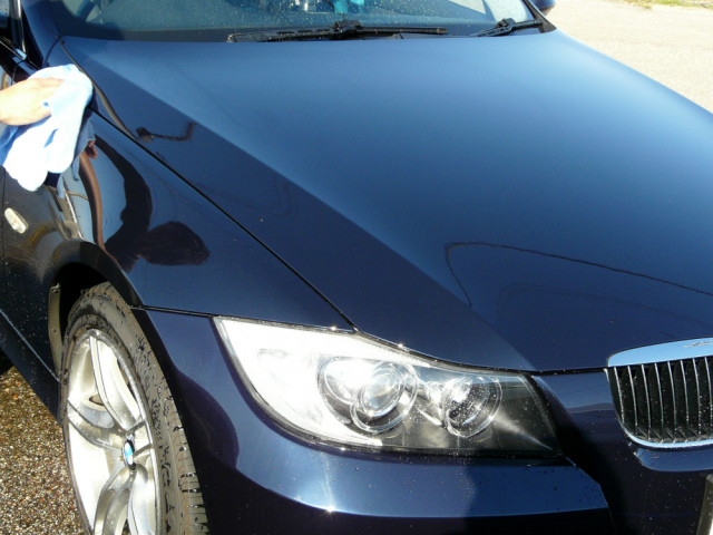 BMW3シリーズのボディーについた水を丁寧に拭き上げると車の塗装色を際立たせる美しい艶やかな輝きを発揮します