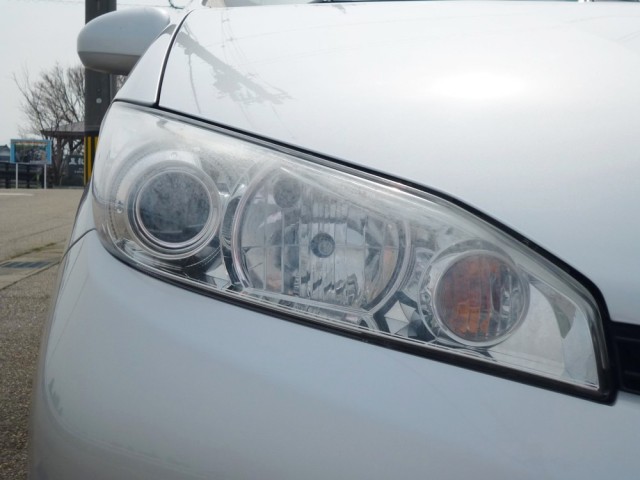 洗車機で傷ついているうえ青空駐車で風雨にさらされて白くくすんでしまったヘッドライト。まるで中古車のような古臭い印象です。