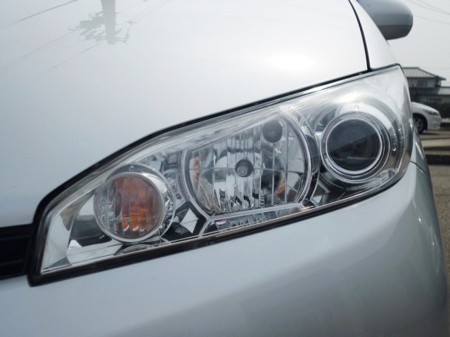 ヘッドライトのキズ・黄ばみ・くすみをコンパウンドで磨き取りホイールコーティングを施工すると新車のようにキリッと美しい印象