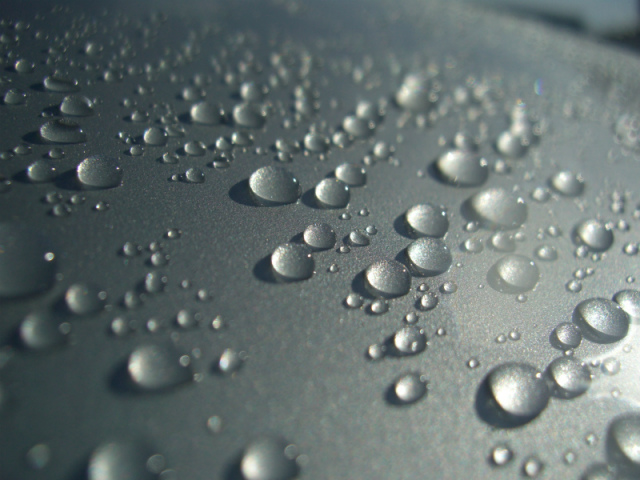 ハイブリッドナノガラスの新型コーティング剤 ガラス系撥水コーティングＨＧ－１３５２０を施工した日産モコのボンネットの水滴アップ
