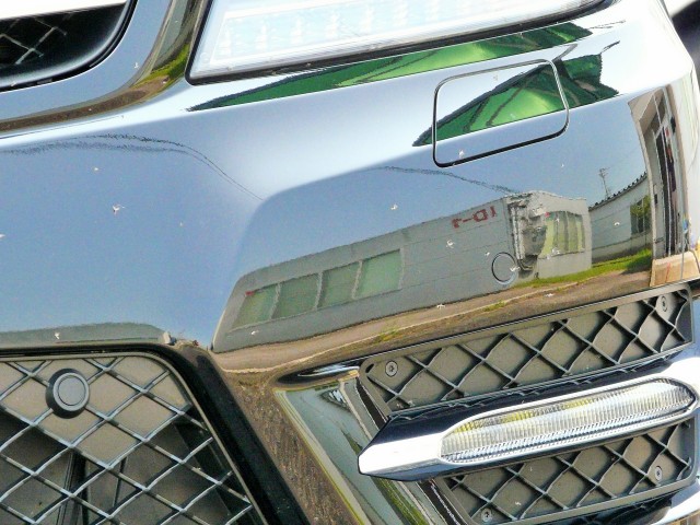 春から秋にかけて高速道路や郊外の道を走らせればフロンドバンパーなど愛車のフロント部分は常に虫の死骸などのムシ汚れにさらされます
