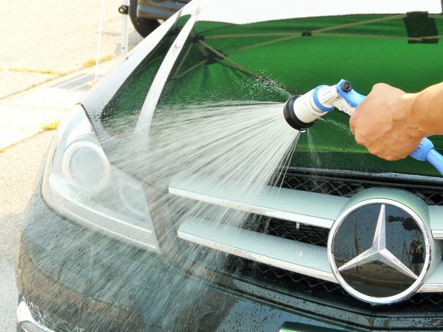 クリーナーを含ませた洗車スポンジで虫汚れや鳥フン汚れが落ちたら、スグに水をかけて残った汚れとクリーナー成分を流します