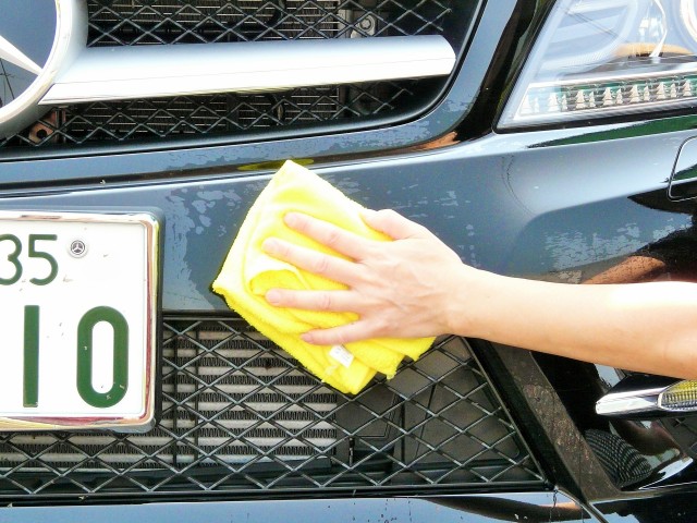 車のボディやガラスなどに付着した虫汚れや鳥フンに軽くなじませるようにやさしく拭き上げてムシの死骸や鳥フンを拭き取ります