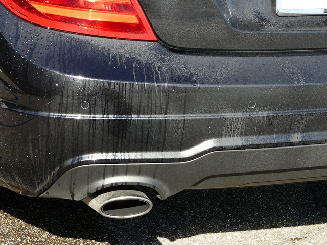 凍結防止剤（塩化カルシウム）の付着した車のボディに鉄粉除去剤を塗布すると、みるみる中和してくれます