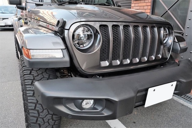 樹脂の多いjeepラングラーの樹脂パーツを樹脂ブラシで汚れを落とし樹脂専用コーティングを施工しみごとツヤ・輝きに