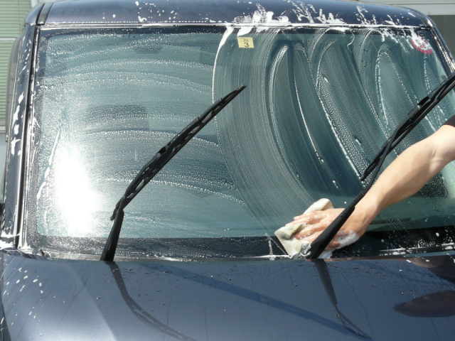 車のウィンドウガラスのメンテナンス・ケアもまず洗車から。ガラスに傷をつけないようカーシャンプーで洗車して砂や汚れを落とします