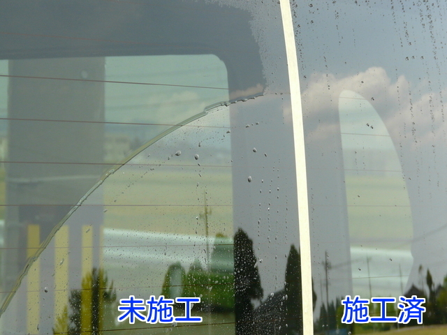 右側は撥水コートのおかげで雨シミ(水垢)もなく見事にクリアな視界なのに対し、左側の視界はシミの影響で良好とは言えません