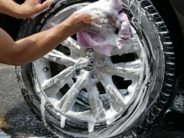車のホイールやグリルなどの細かい部分も毛足の長いマイクロファイバークロスならしっかり洗える！隙間に入り込んで汚れをかき出します。