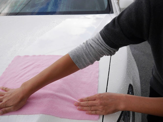 洗車後の拭き上げも抜群の吸水力の万能クロス！優れた吸水性でスピーディな拭き上げが可能でイオンデポジットやシミの発生を防ぎます。