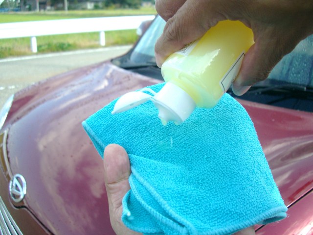 新型ガラス系コーティングluster veil(ラスターベール)をマイクロファイバークロスに&times;を書くように含ませます2