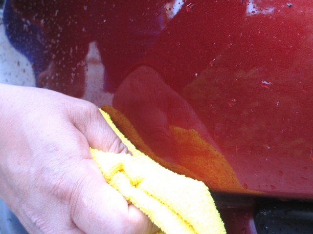 車の鳥糞・虫汚れ専用のカークリーナーを含ませたクロスでひと拭きするとバンパーについた虫の跡がすっきり簡単に除去できました