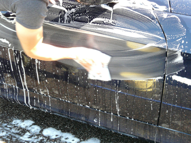 【大容量１L】濃縮原液カーシャンプー『パーフェクトシャンプー』を洗車用スポンジを使って汚れをしっかり落とします。