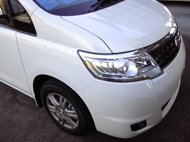 ガラスコーティングのハイブリッドナノガラスゼウス施工の日産セレナ