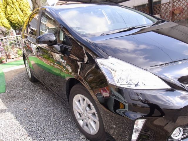 ポリマー系コーティングのファイングロスとコンディショナーのブレンド技を施工されたトヨタ プリウスα