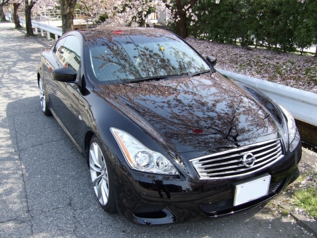 ガラスコーティングのハイブリッドナノガラスゼウスを施工されたニッサン　スカイライン