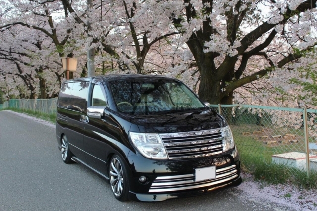 ガラスコーティングのハイブリッドナノガラスゼウスを施工されたニッサン　エルグランド