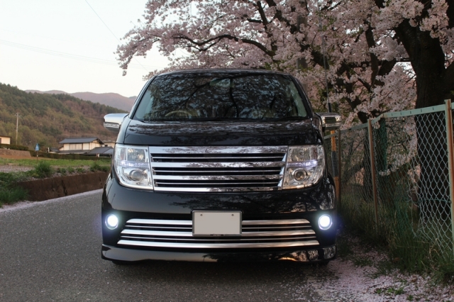 ガラスコーティングのハイブリッドナノガラスゼウスを施工されたニッサン　エルグランド