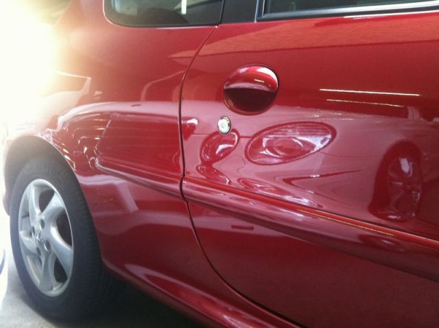 ガラス系コーティング全般に対応したメンテナンス剤コーティングコンディショナーを施工したプジョー 206