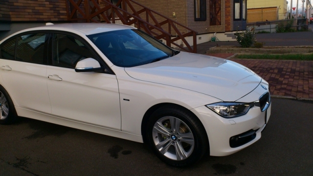 ガラスコーティングのハイブリッドナノガラスゼウスを施工されたBMW　320i　sports