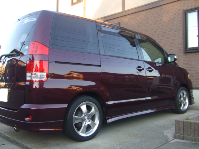 トヨタ・VOXYのコーティング評価・口コミ。ハイブリッドナノガラスのガラスリフレッシャー・スーパービュークリアを使用。  
