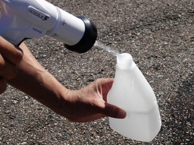 スプレーボトルに水を注ぎ、よく振り混ぜて約500mlのコーティング泡スプレーを作成します