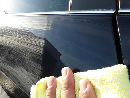 ポリマーコーティング「ファイングロス」が乾いてきたら、クロスで優しく拭き上げます