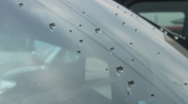 ウィンドウガラスコーティング『クイックビュークリア』を施工したフロントガラスの水滴のアップ2