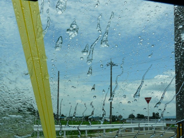 フロントガラスの運転席側にガラス撥水コーティングを施工し水をかけて車内から見た状態