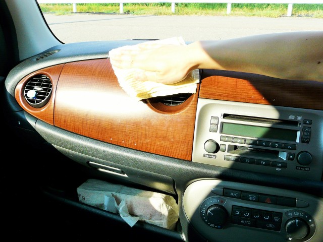 ルームクリーナーを使用する際は車内が冷えた状態、特に夏場は朝夕などに施工してください。焼けている状態では使用しないでください。