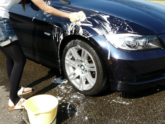 カーシャンプーでの洗車の前に水圧で車の汚れを大まかに落とします