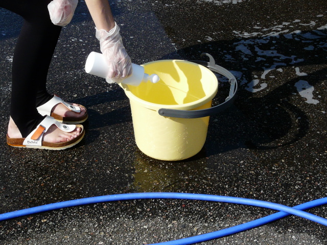 車を洗うためにバケツでシャンプー液を作る様子