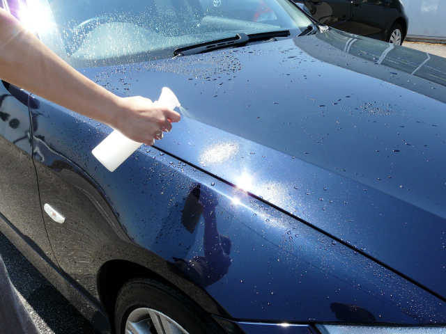 ガラスコーティング ゼウス&beta;を車のボディーにスプレーしている様子