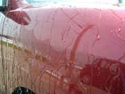 コーティング施工車を中性シャンプー（マイルドケアシャンプー）で洗車。すすぎ洗いの泡切れ