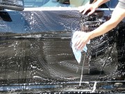 コーティング施工前にクルマ専用のカーシャンプーで洗車して必ず汚れを落とし、クリーナー等で下地処理を行うのがベター