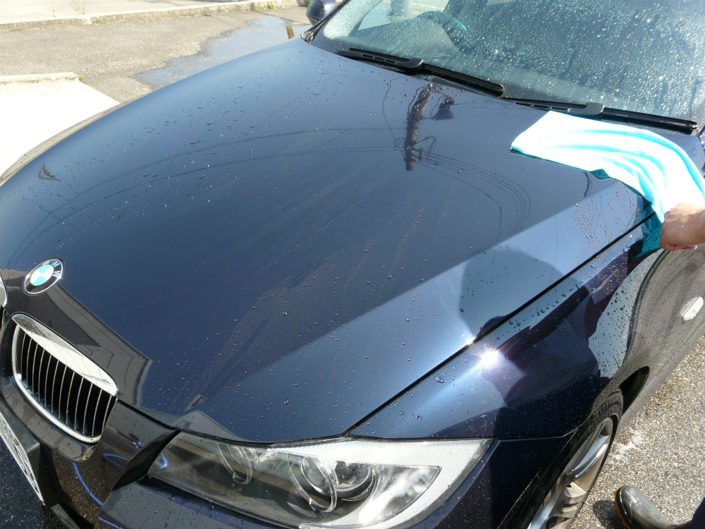 カーシャンプーと汚れが残らないよう流水で十分流したら、マイクロファイバークロス等で水滴が残らないよう丁寧に拭き上げて完成です