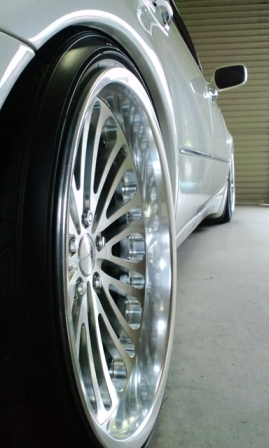 ガスコーティングのハイブリッドナノガラスのゼウスを施工した日産シーマ