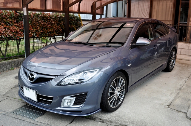 ガラスコーティングのハイブリッドナノガラスゼウスを施工したマツダの車