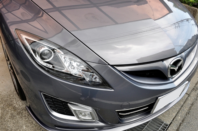 ガラスコーティングのハイブリッドナノガラスゼウスを施工したマツダの車